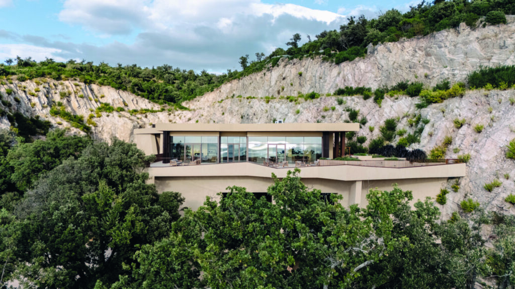 Cantina Meraviglia, un progetto architettonico ed enologico del Gruppo ABFV Italia – Alejandro Bulgheroni Family Vineyards – in Toscana. Incastonata all’interno di un’ex cava abbandonata