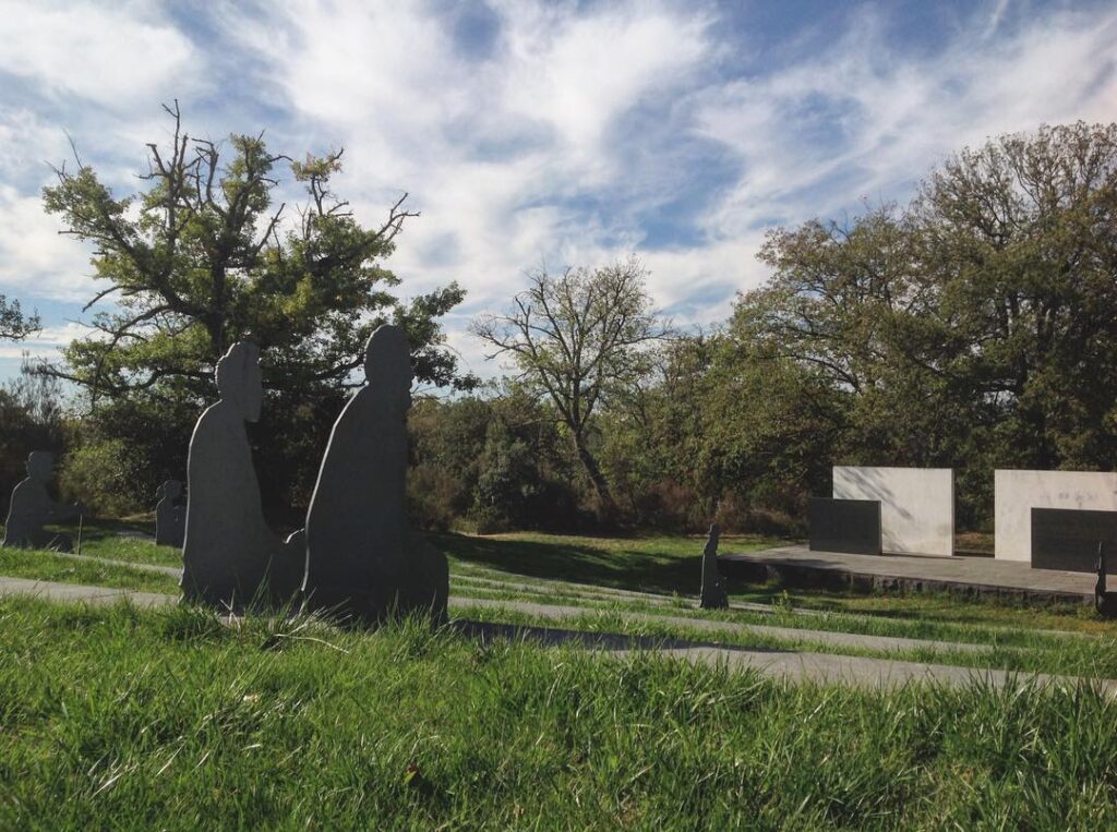 Un dettaglio dell'anfiteatro del Parco Sculture del Chianti, da dove si può cominciare e terminare il percorso di visita.