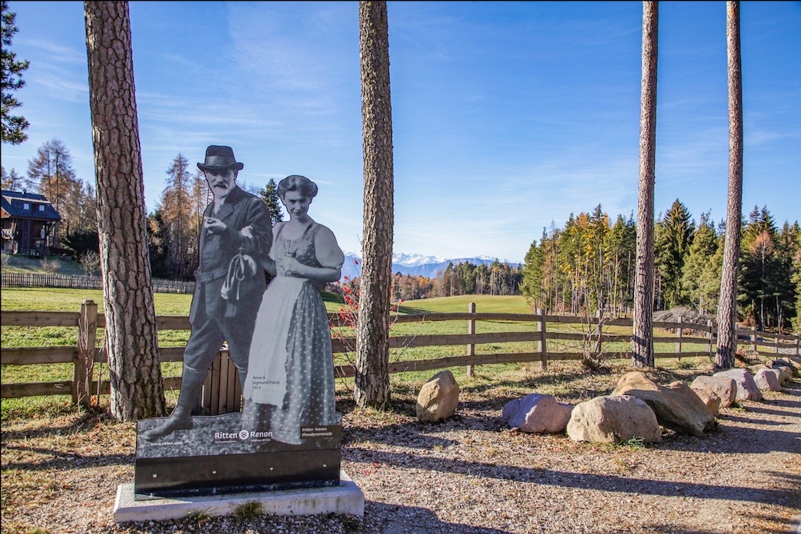 La Freud Promenade, che permette di attraversare l'altopiano del Renon a piedi, è nata da un'idea di Francesco Marchioro, storico, saggista e studioso freudiano.
