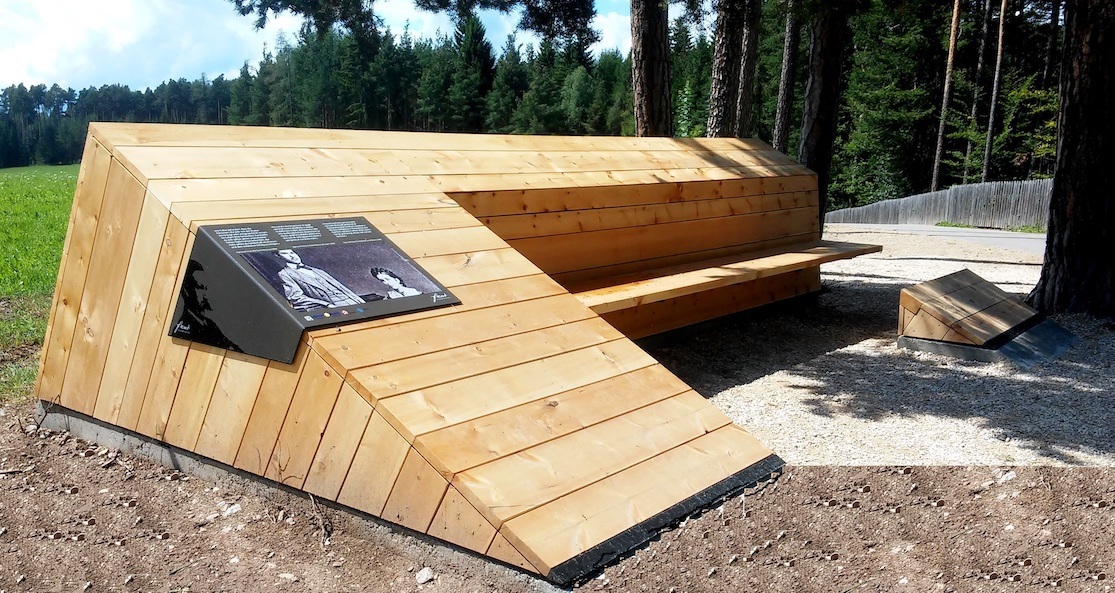 Una delle panchine-punti di sosta della Freud Promenade: ogni anno le frasi storiche che accompagnano il cammino vengono sostituite grazie al contributo del professor Marchioro.
