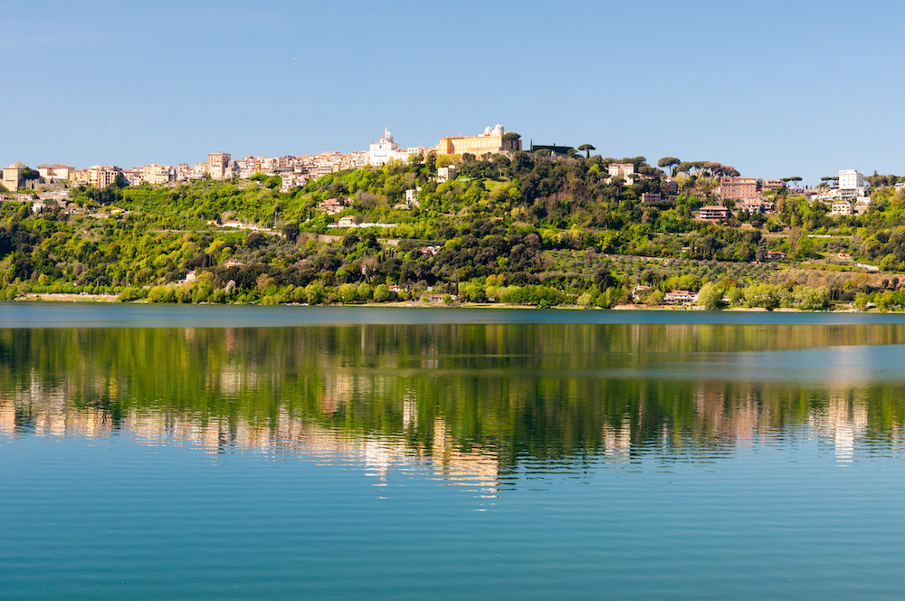 Tra i laghi del Centro Italia meno noti, il lago Albano, conosciuto anche come lago di Castel Gandolfo, è il più profondo bacino vulcanico d’Italia.