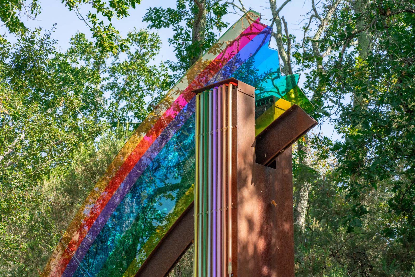 Al Parco Sculture del Chianti un'opera di Federica Marangoni, Rainbow Crash, una delle prime artiste a realizzare opere multimediali.