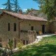 Design in un casale ristrutturato tra gli ulivi