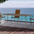 Mobili da giardino in metallo sullo sfondo del mare