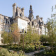 La vista della piazza dell'Hôtel de Ville dov'è stata da poco inaugurata la terza foresta urbana di Parigi, parte di un ampio progetto di rinverdimento della città.