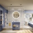 Un bagno raffinato dominato dai freschi toni del blu satinato e dell'acciaio