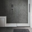 Una doccia su misura con seduta, walk in e profilata di nero